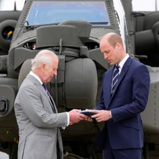 Karol III. odovzdal vojenský titul synovi Williamovi