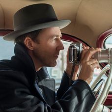 Alec Baldwin a Edward Norton vo filme Sirota Brooklyn