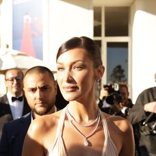 Odhalená Bella Hadid v Cannes