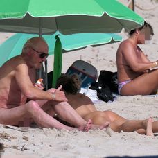 Herec Charles Dance s priateľkou na nuda pláži