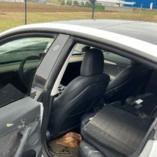 Mirov elektromobil skončil v rybníku, momentálne je v takomto stave