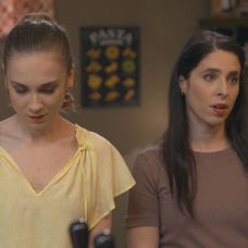 Lenka (Mária Schumerová) a Simča (Zuzka Porubjaková)