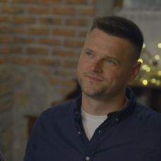 Moderátor Vlado Varecha v seriáli Mama na prenájom