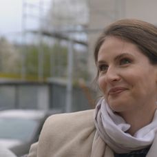 Gréta sa odhodlá navrhnúť niečo Tomášovi...