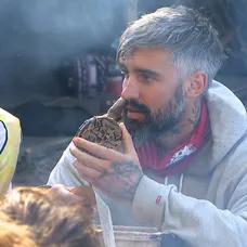 Pepa si pozrel obsah truhlice, ktorú si vydražil v aukcii.