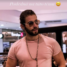 Tomáš Tarr s dlhými vlasmi