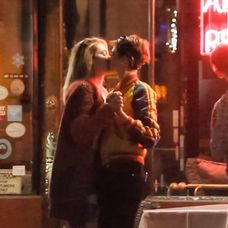 Paris Jackson a Cara Delevingne.