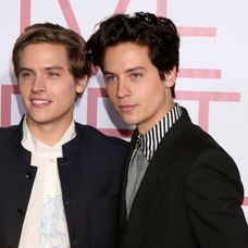 Lili a Cole na červenom koberci.