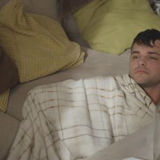 Lenka (Diana Ristová) našla v byte nahého muža