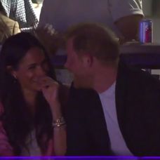 Princ Harry chcel pobozkať Meghan pred zrakmi tisícok ľudí: Odmietla ho