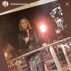 Začínajúca moderátorka. 