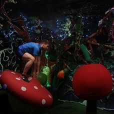 Miroslav Stoch predkrikuje slavistickému kotlu tradičnú ďakovačku..jpg