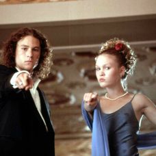 Julia Stiles a Heath Ledger vo filme 10 dôvodov, ktoré na tebe nenávidím
