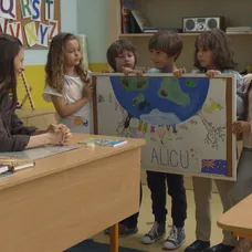 Deti smútia, že Alica odchádza.