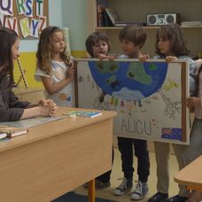 Deti smútia, že Alica odchádza.