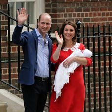 Kate Middleton a princ William predstúpili pred dav v deň pôrodu druhého syna.