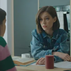 Martina (Adela Dukátová) pracuje ako sekundárka, no v nemocnici tají, že sfalšovala lekársky diplom.