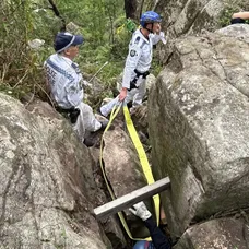Žena zaseknutá v štrbine medzi balvanmi