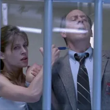Linda Hamilton a Earl Boen vo filme Terminátor 2: Deň zúčtovania.