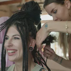 Tereza zhodila dredy, je z nej nádherná žena