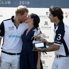 Meghan Markle a princ Harry sa pobozkali na verejnosti.