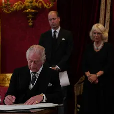 Kráľ Karol III. podpisuje prísahu