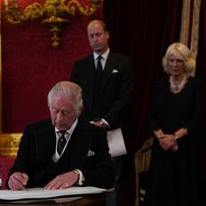 Kráľ Karol III. podpisuje prísahu