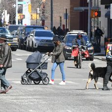 Emily kočíkovala synčeka.