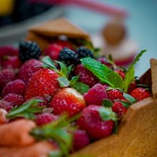 Jarná tortička s jahodami a rebarborou