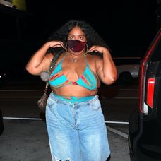 Lizzo nemá problém ísť do reštaurácie oblečená v plavkovej podprsenke.