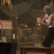 Karin si pri kresaní ohňa zranila prst