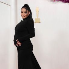 Vanessa Hudgens ukázala na Oscaroch tehotenské bruško
