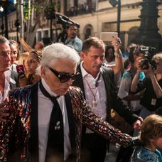 Karl Lagerfeld a detský model značky Chanel Hudson Kroenig počas módnej prehliadky 6. decembra 2017.