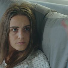 Andrej (Ján Koleník) zistil, že skleróza multiplex Júliinho (Sarah Arató) brata sa nezhoršuje.