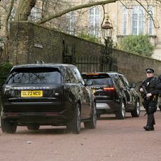 Kolóna aút, v ktorej sa pravdepodobne nachádza aj princ Harry, prichádza do Clarance House v Londýne 6. februára 2024.