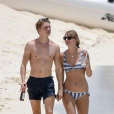 Taylor Swift a Joe Alwyn na jednom z mála spoločných záberov.