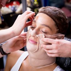 Jasmina Alagič v maskérni. 