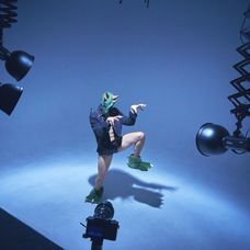 Tony vo svojom novom klipe Chlapci sú chlapci