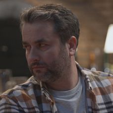 Vlado dostane záchvat smiechu.