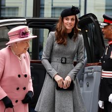  Vojvodkyňa Kate s kráľovnou Alžbetou II. navštívili King's College London