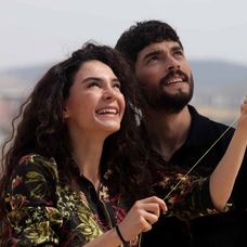 Grécky premiér na obede so skupinou ľudí