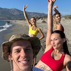 Krištof s dievčatami na pláži