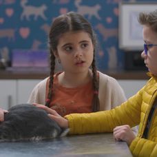 Julka chce Ferkovi pomôcť.