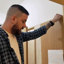 Martin Novák na toaletách Motorestu na Hôrke