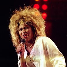 Na archívnej snímke z 1. augusta 1985 švajčiarska speváčka amerického pôvodu Tina Turnerová vystupuje v Madison Square Garden v New Yorku.