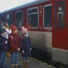 Deti sa prišli s Edom rozlúčiť na stanicu.