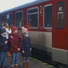 Deti sa prišli s Edom rozlúčiť na stanicu.