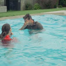 Naďa a Martin v bazéne