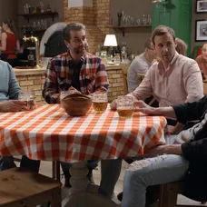 Oteckovia počas tradičného posedenia v pizzérke.