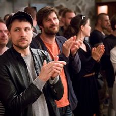 Juraj Loj, Milo Kráľ a ďalší herci a štáb v pozadí